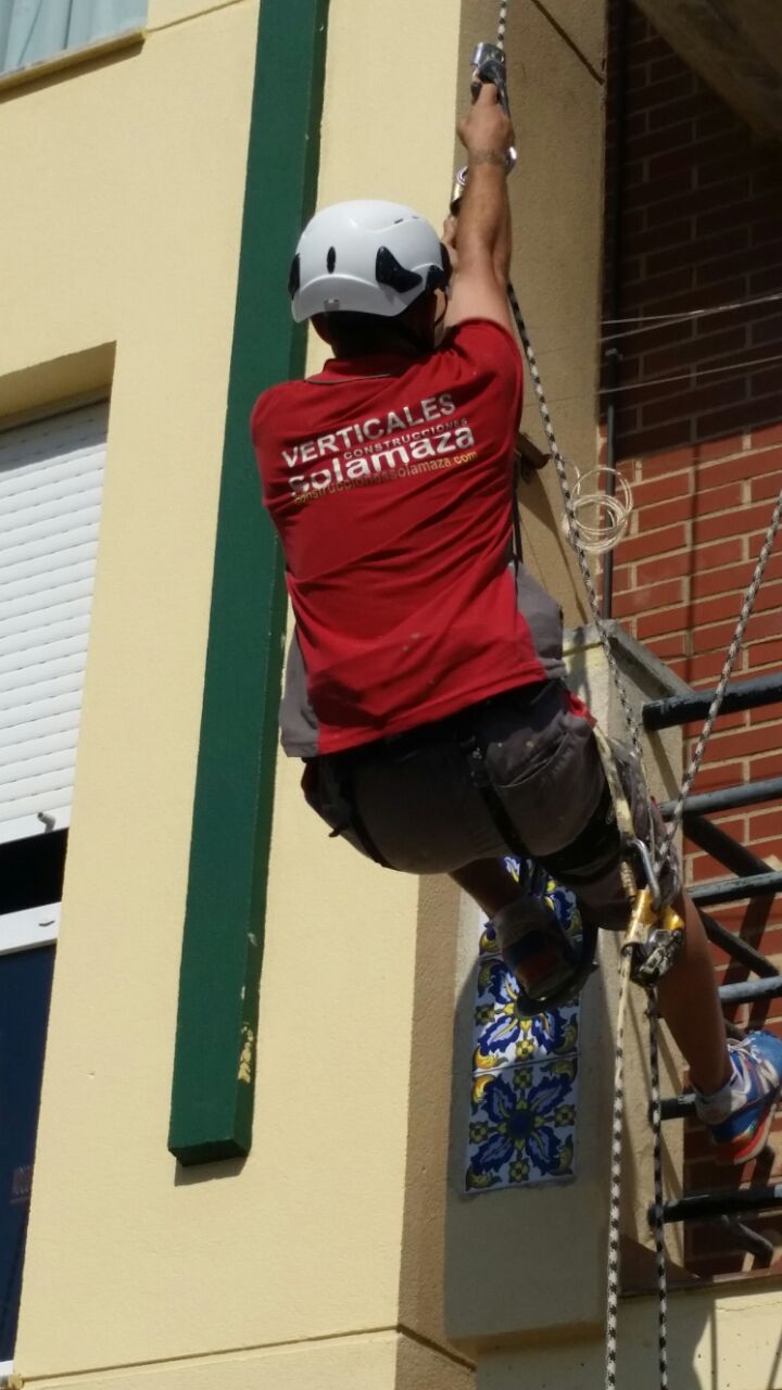 Trabajos verticales en cubierta y remate superior de edificio en Cantabria por Grupo Solamaza