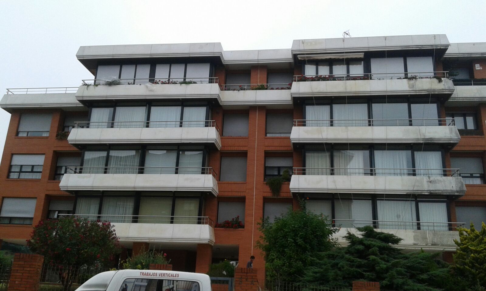 resultado trabajos verticales Torrelavega fachada rehabilitada Solamaza
