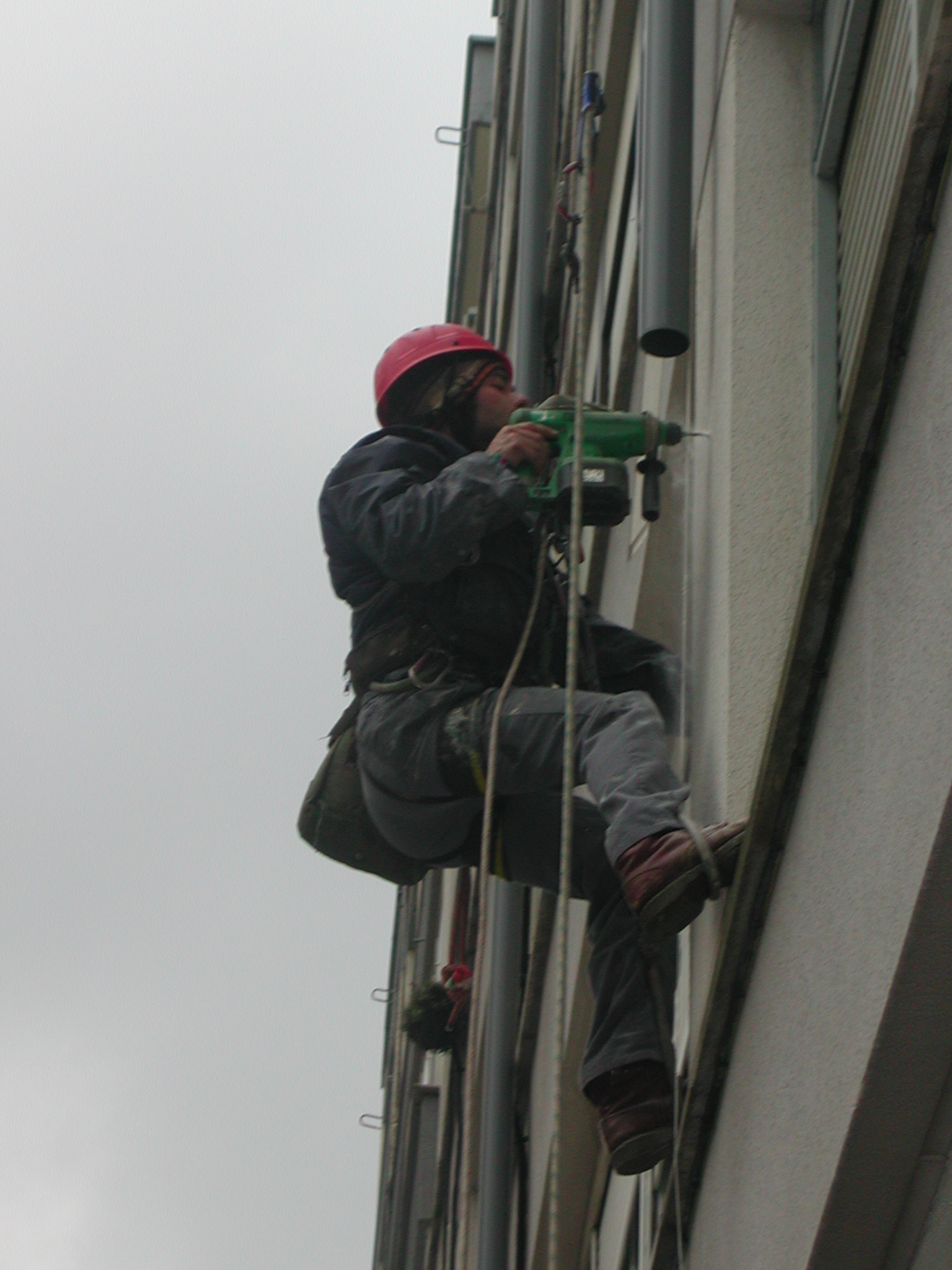 Bajante y paramento de patio interior reparados mediante trabajos verticales en Cantabria