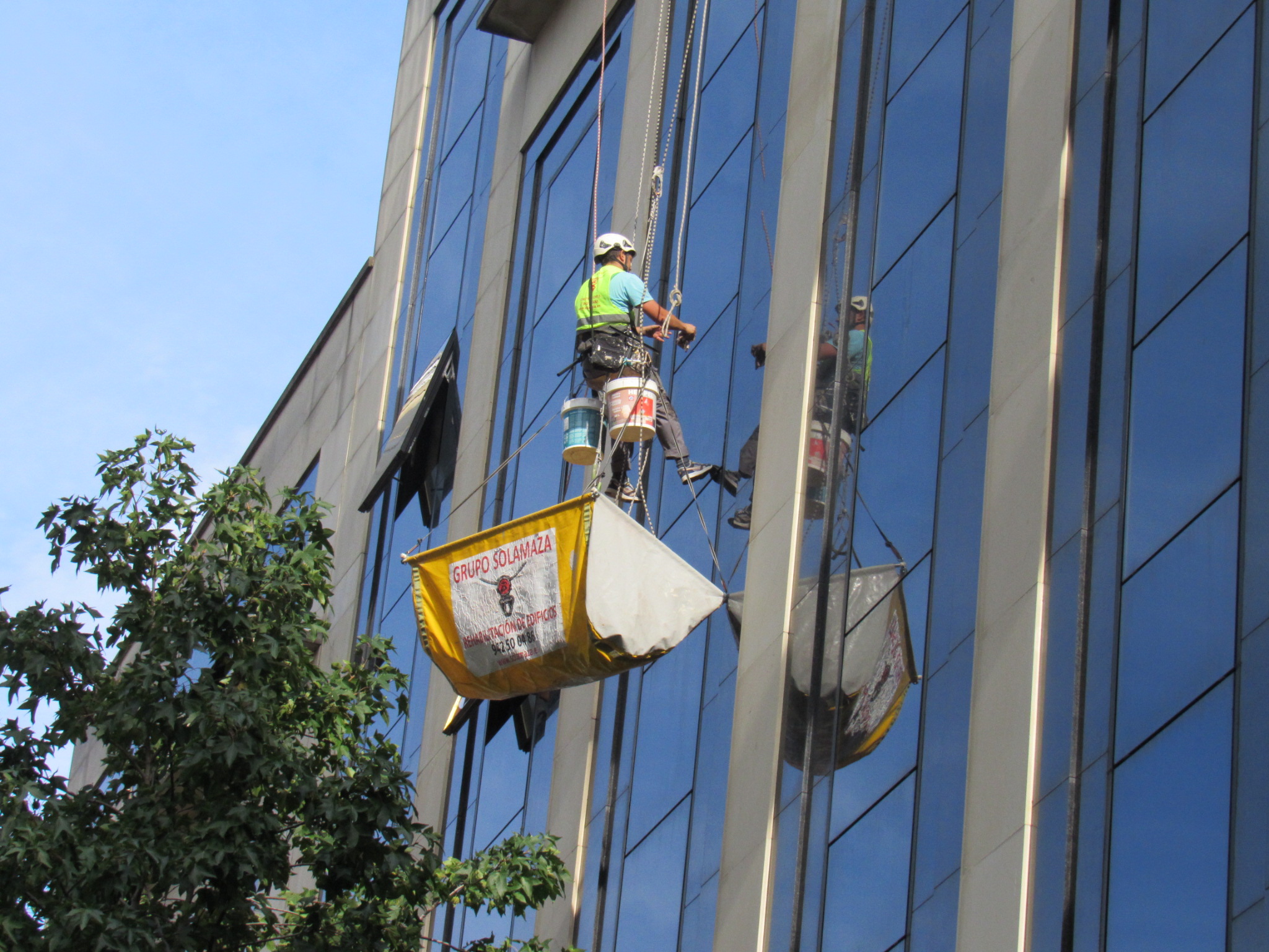 Técnico de Grupo Solamaza durante unos trabajos verticales en Santander y Cantabria sobre fachada de edificio